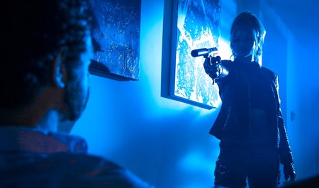 Dla pięknej blondynki wszystko jest takie samo: zamknąć oczy mężczyźnie lub przelecieć przyjaciela