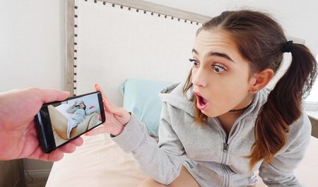 Brat sfilmował masturbację swojej przyrodniej siostry i szantażował ślicznotkę, aby nakłoniła ją do seksu