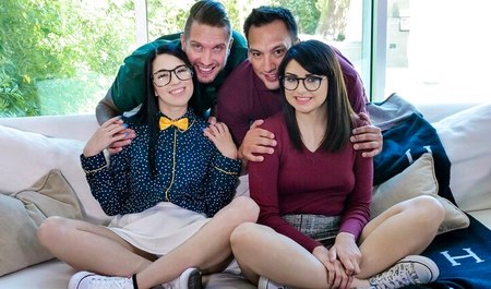 Ojczymowie pomagają swoim pasierbicom odpocząć od pracy domowej, oglądając grupowe porno