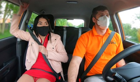Brunetka uczy się prowadzić samochód i udaje jej się uprawiać seks z instruktorem