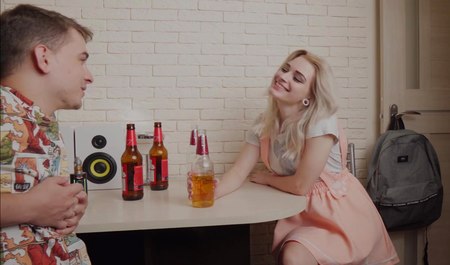 Żona z Petersburga zdaje egzamin na prawo jazdy i uprawia seks z ulubioną dziewczyną analną