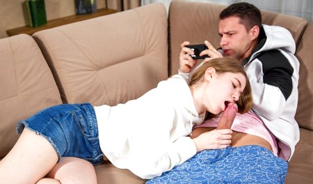 Facet robi wszystko, co w jego mocy, aby zadowolić seksualnie swoją ukochaną moskiewską dziewczynę