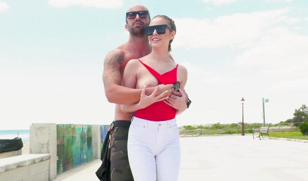 Szczupły facet rucha się z wysportowaną laską na świeżym powietrzu