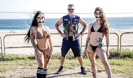 Charles Dera jeździ ze swoimi dziewczynami po plaży i rucha się w grupowym porno