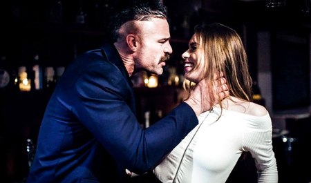 Charles Dera pragnie miłości i znajduje ją w cipce młodej barmanki