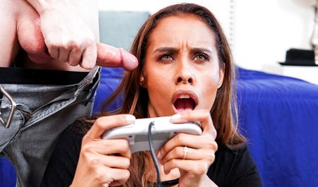 Pasierb uczył macochę ssać kutasa i jednocześnie grać na konsoli