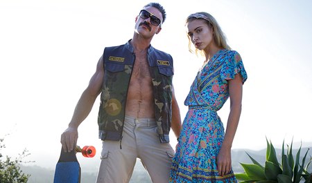 Brutalny przystojniak jest pełen emocjonalnej czułości i dlatego cieszy się rozkoszami młodej dziewczyny na świeżym powietrzu