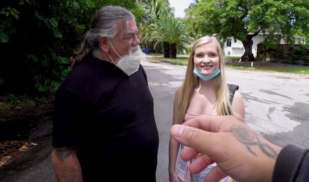 Młoda blondynka jedzie minibusem na wielkim kutasie czarnego mężczyzny