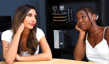 Urocza studentka uwiodła w bibliotece czarną kandydatkę na seks lesbijski