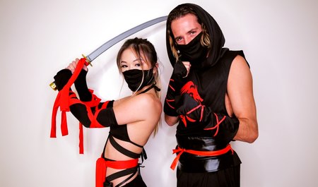 Biały facet rucha się z ukośnym fanem ninjutsu w międzyrasowym porno