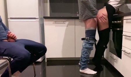 Pozwoliłem żonie pieprzyć się z kolegą jak rogacz z okazji jego urodzin