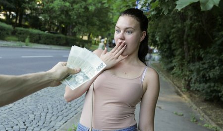 Dziewczyna czeka na autobus, ale zgadza się na seks za euro