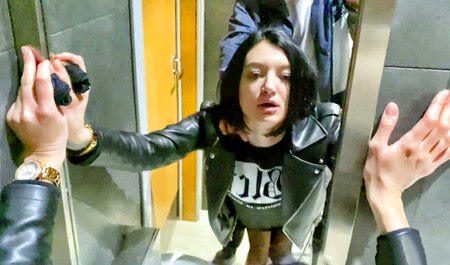 Pieprzy mnie w toalecie w centrum handlowym