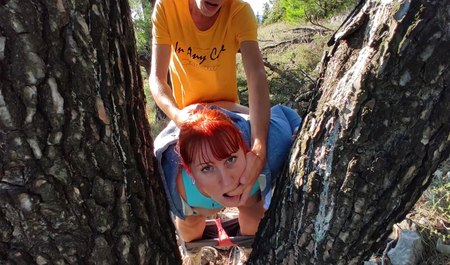 Rudowłosa dziewczyna z dużym tyłkiem chodzi i rucha się ze swoim chłopakiem gdziekolwiek