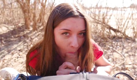 Piękna Rosjanka nie boi się wilków, więc rucha się w lesie z dystansem