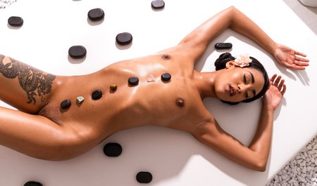 Latynoska uwielbia masaż i ruchanie z masażystą