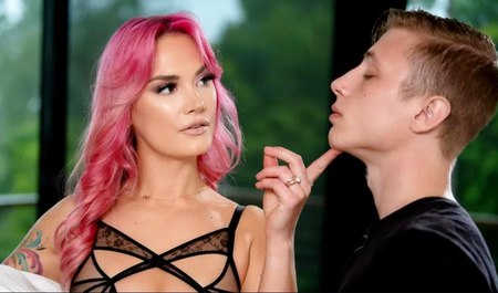 Macocha z różowymi włosami uprawia seks z pasierbem przed randką