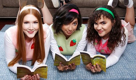 Dziewczyny z college'u bawią się grupowym lesbijskim porno przed egzaminem