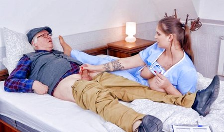 Dziadek zamówił grubą dziewczynę ze służby zdrowia, ale jego spadkobierca ją rucha