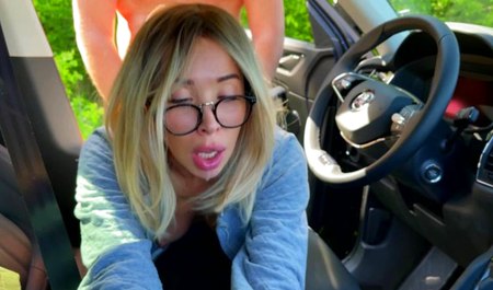 Macocha przyłapała pasierba na masturbacji i pomogła mu zakończyć lodzikiem i na pieska