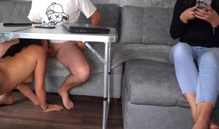 Przyrodnia siostra mojego znajomego przychodzi na loda i oczekuje seksu