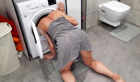 Żona utknęła głową w pralce i w rezultacie straciła dziewictwo analne