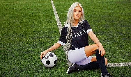 Eva Elfi zaczęła ssać kutasa na boisku, ale on doszedł na łóżko