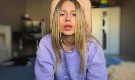 Blondynka Allinika pokazała swoje ciało i pomogła koleżance dojść...