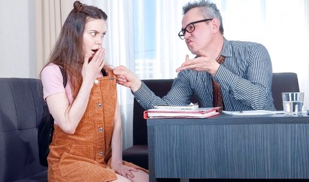 Student uprawia seks ze starym nauczycielem, aby dostać się na egzaminy