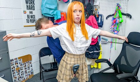 Ochroniarz Rion King rucha rudowłosego złodzieja penisem zamiast ogórkami