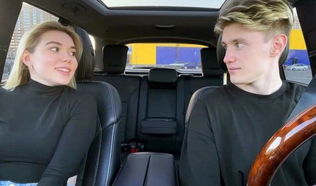 Rosjanka płaci za taksówkę lodzikiem