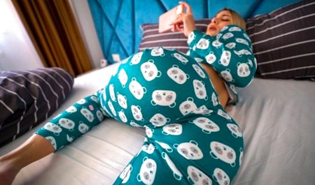 Przyrodni brat rucha siostrę za walenie konia do porno