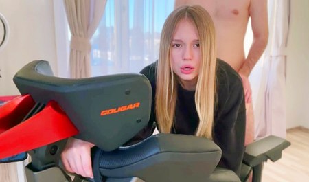 Zadowolona Allinika podziękowała swojej przyjaciółce za prezent w postaci seksu na krześle