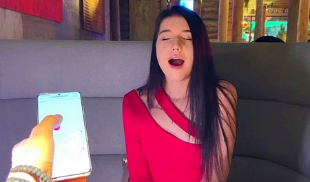 Jolly Butt masturbuje się pod stołem na randce z koleżanką