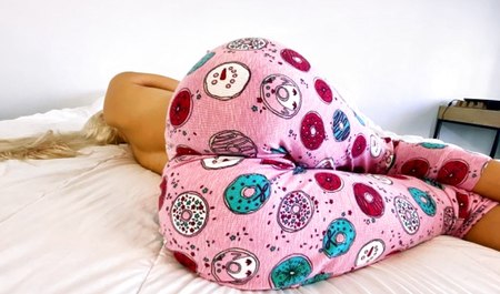 Przyłapałem macochę na masturbacji i pomogłem jej świetnie dojść