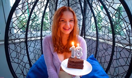 Rudowłosa Verlonis ma osiemnaście lat i jej przyjaciel uprawia z nią seks