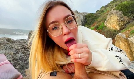 Lis Evans z przyjaciółmi i dziewczyną uprawiają seks grupowy na dzikiej plaży