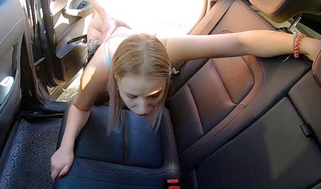 Zatrzymałem się w samochodzie na drodze i zacząłem ruchać się z moją dziewczyną w samochodzie