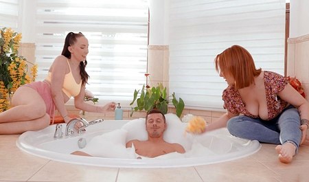 Pieprzy dwóch przyjaciół na raz, ale nigdy nie narzeka...