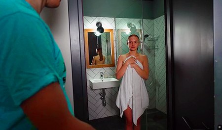 Podglądałem moją przyrodnią siostrę pod prysznicem i tam ją przeleciałem