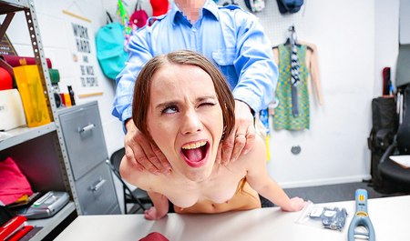 Ochroniarz sklepu podsłuchuje złodzieja sklepowego w swoim biurze.