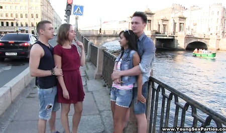 Dwie pary uczniów uprawiają trójkąt