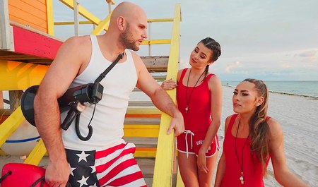 Ratownicy i ich szef zajmują się ratowaniem siebie nawzajem przed niezadowoleniem seksualnym