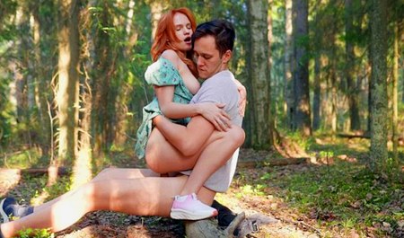 Rosyjska para weszła do letniego lasu i uprawiała tam seks