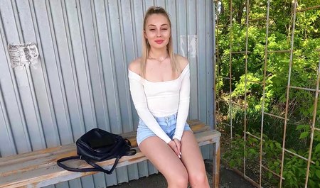 Poderwał dziewczynę na przystanku autobusowym i uprawiał z nią seks w samochodzie