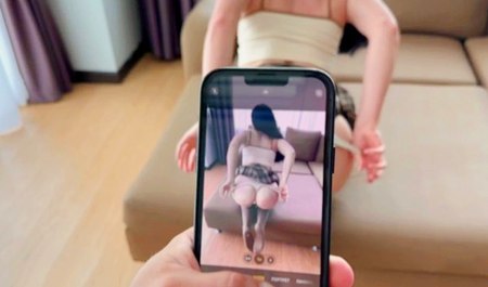 Sweetie Foxy zostaje sfilmowana nago na swoim telefonie za namową swojej przyrodniej siostry