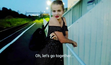 Rozgrzej ładną dziewczynę seksem na parkingu kolejowym