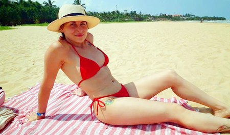 Poderwałem na plaży dziewczynę w czerwonym kostiumie kąpielowym i pieprzyłem ją w swoim pokoju