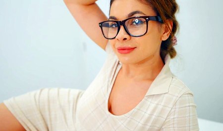 Piękna dziewczyna Loli Lips uczy swojego ukochanego o seksie