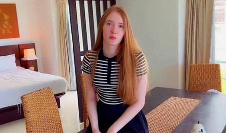 Pośredniczka w handlu nieruchomościami robi loda turystowi nie tylko ze względu na swoje piękne oczy